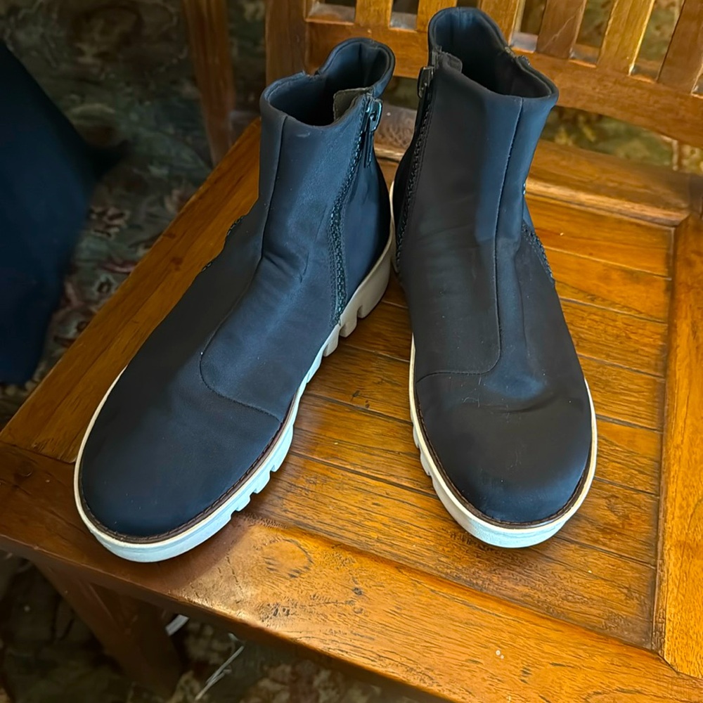 fitflop black microfiber zip up ankle booties size 9